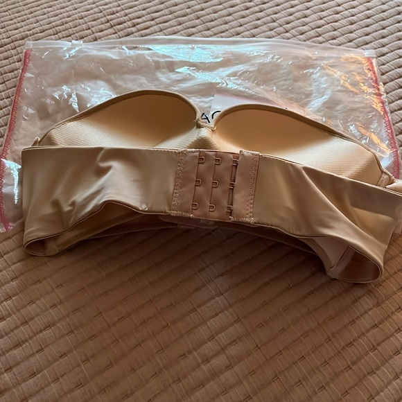NIB Magic Strapless Front Buckle Bra Beige 34A - Picture 6 of 6